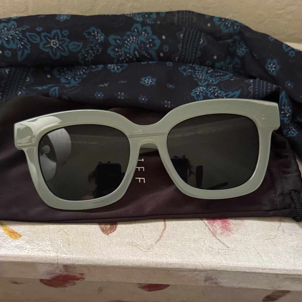 Diff Makay *Rare* Light Green Square Sunglasses - image 3